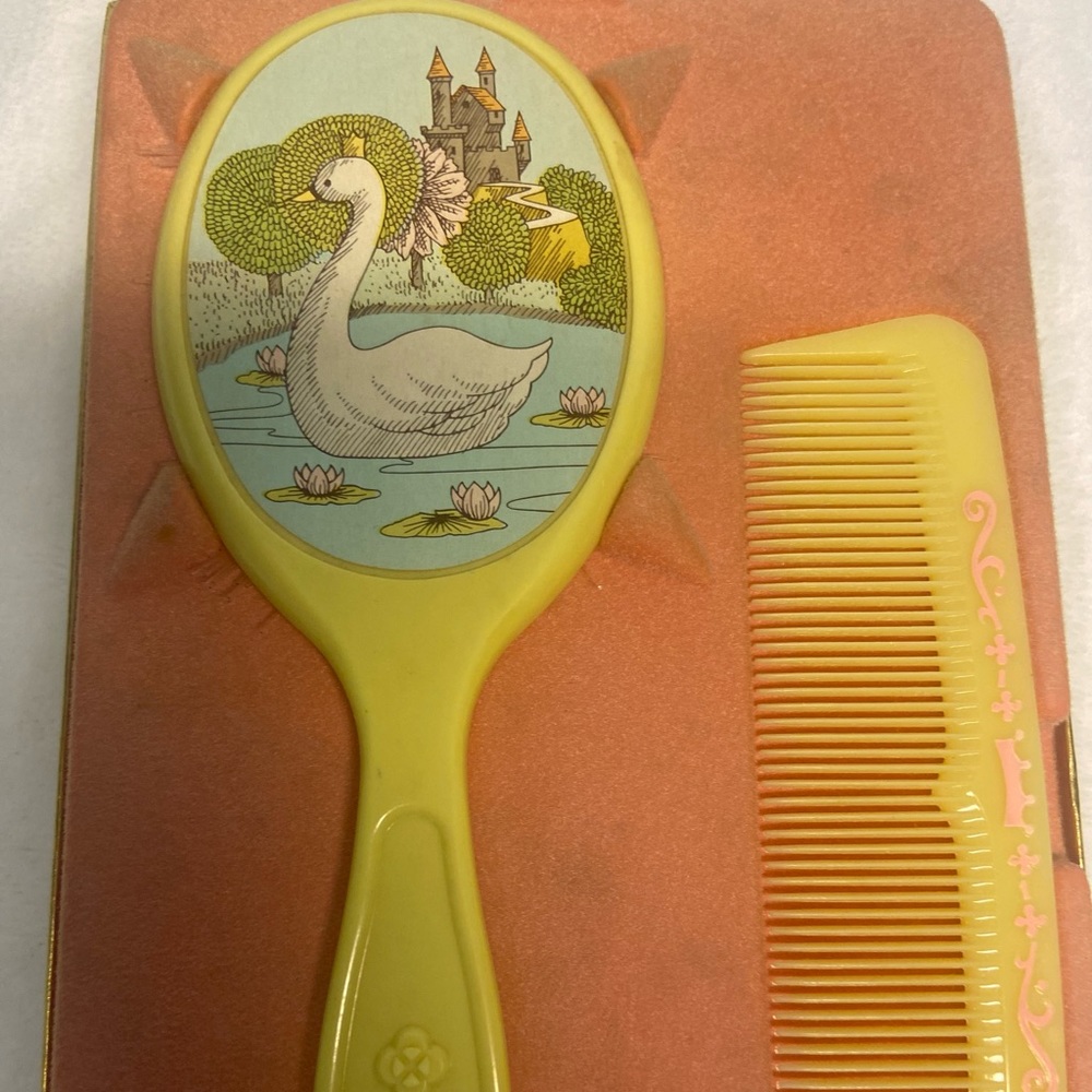 VINTAGE Avon Her Prettiness Brush & Comb Set 1969 unused in box
